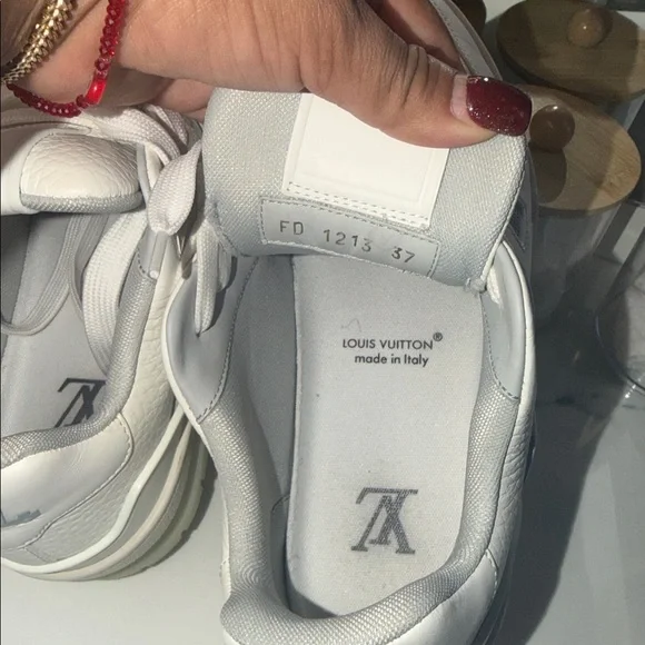 Louis Vuitton Off-White/Tan Signature Low-Top Sneakers - Picture 5 of 6